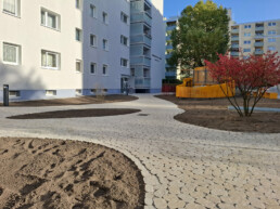 Kameruner Straße wohnhof berlin wedding st raum a landschaftsarchitekten blumers architekten baustelle organische formsprache pflanzinseln