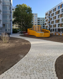 Kameruner Straße wohnhof berlin wedding st raum a landschaftsarchitekten blumers architekten baustelle organische formsprache pflanzinseln